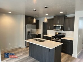 4078 Cerro Wy in Saint George, UT - Foto de edificio - Building Photo