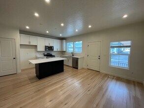 4360 Hurstbourne Dr in Eagle Mountain, UT - Foto de edificio - Building Photo