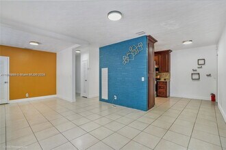 2406 N 28th Ave in Hollywood, FL - Building Photo - Building Photo