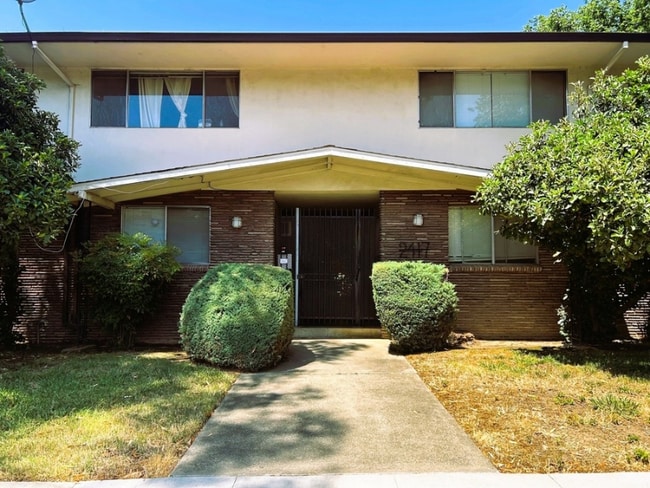 2417 Castro Way in Sacramento, CA - Building Photo - Building Photo