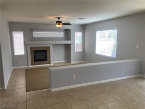 10015 Willowbrook Pond Rd in Las Vegas, NV - Building Photo - Building Photo