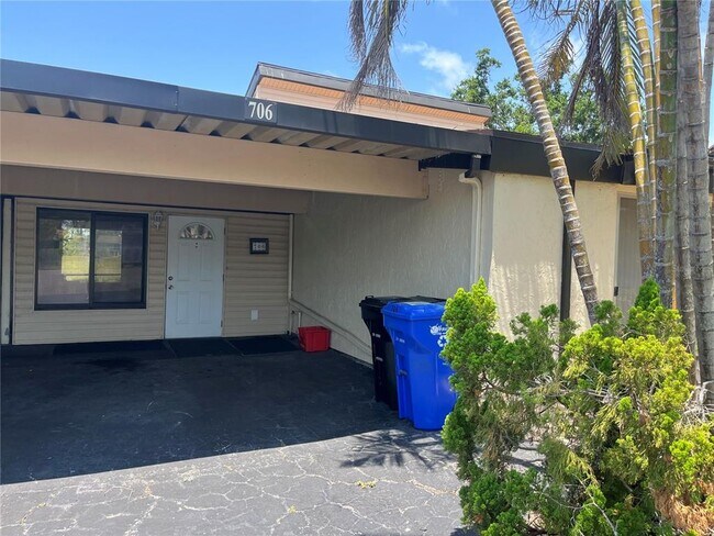 706 White Pine Tree Rd in Venice, FL - Building Photo - Building Photo