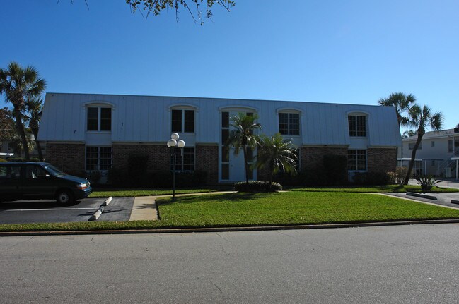 1065 Eden Isle Blvd NE in St. Petersburg, FL - Foto de edificio - Building Photo