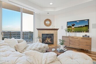 2211 E Camelback Rd in Phoenix, AZ - Foto de edificio - Building Photo