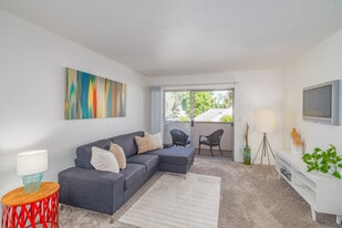 Carmel Pointe in Sacramento, CA - Building Photo