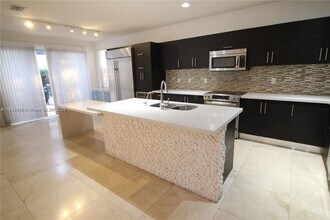 10564 NW 70th Ln in Doral, FL - Building Photo - Building Photo