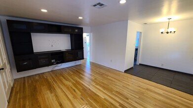 539 N Rosemary Ln, Unit 539 in Burbank, CA - Foto de edificio - Building Photo