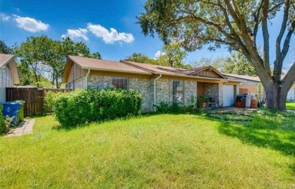 1726 Indian School Rd in Garland, TX - Foto de edificio