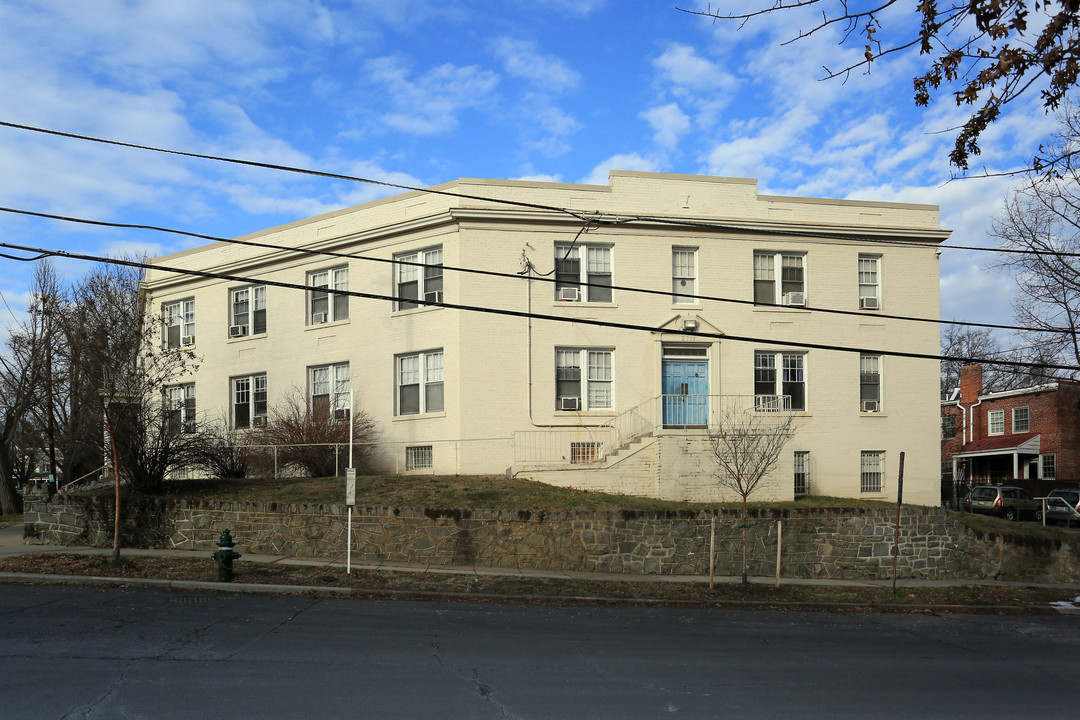 3711 Benton St NW in Washington, DC - Foto de edificio