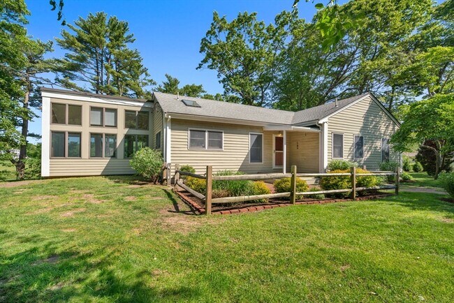 54 Marshall St in Duxbury, MA - Building Photo - Building Photo