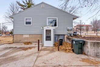 8011 University Ave in Cedar Falls, IA - Foto de edificio - Building Photo