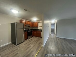 4516 N Main St in Fall River, MA - Foto de edificio - Building Photo