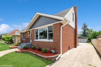 1001 Oakton St in Park Ridge, IL - Building Photo - Building Photo