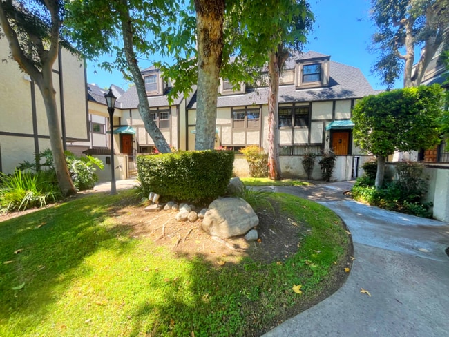 property at 109 E Rosewood Ct