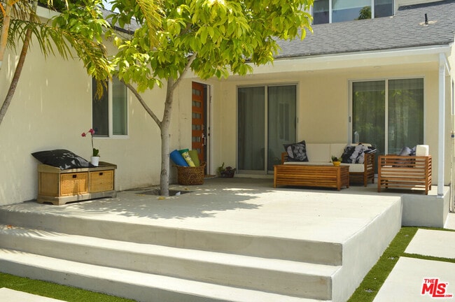 2248 Greenfield Ave in Los Angeles, CA - Building Photo - Building Photo