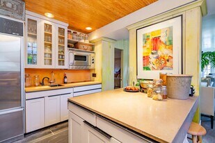 4 Cozzens Ln in Amagansett, NY - Building Photo