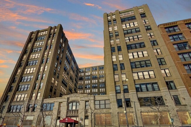 property at 728 W Jackson Blvd