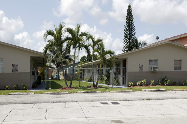 10840-10850 SW 6th St in Miami, FL - Foto de edificio - Building Photo