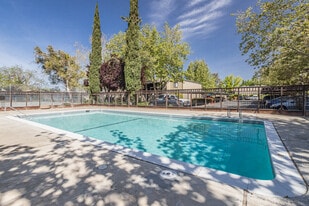 Pine Manor in Sacramento, CA - Building Photo