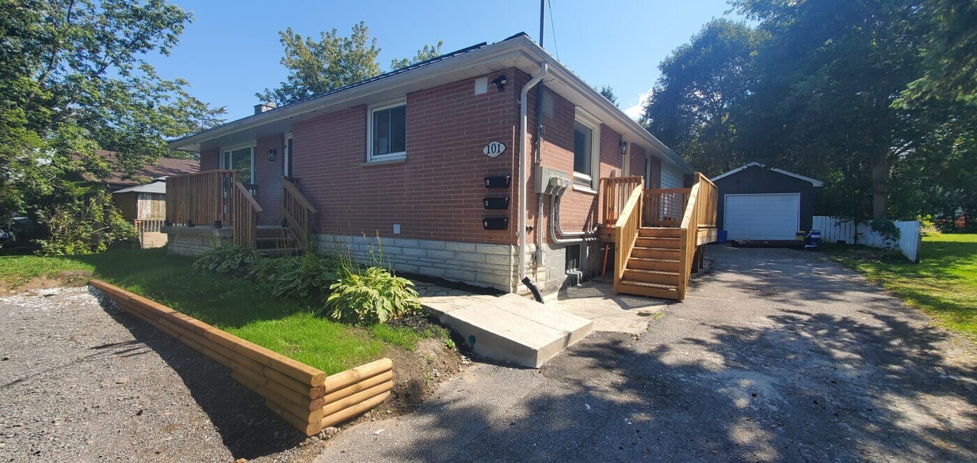 101 Maple Dr in Belleville, ON - Building Photo