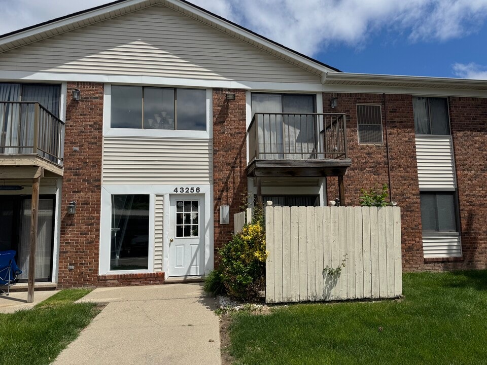 43256 Mound Rd, Unit 502 in Sterling Heights, MI - Building Photo