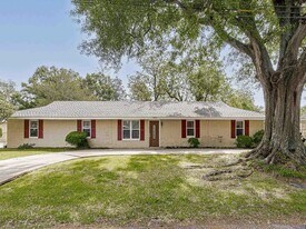 404 Hood St in Donaldsonville, LA - Building Photo