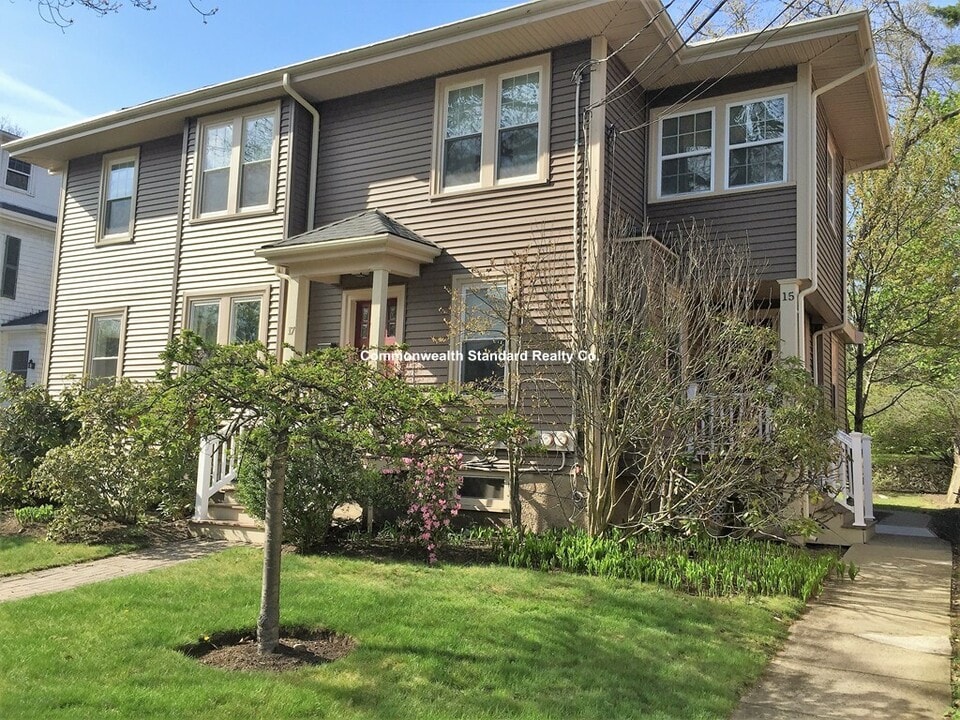 15 Hillside Rd, Unit 2 in Newton, MA - Building Photo