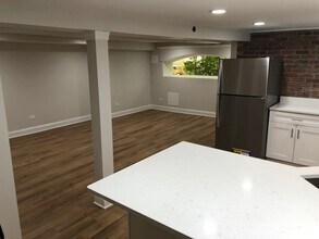3743 N Sawyer Ave, Unit G in Chicago, IL - Building Photo - Building Photo