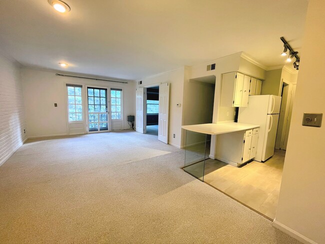 1060 Chatham Park Dr in Pittsburgh, PA - Building Photo - Building Photo