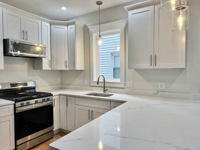 57 Falcon St, Unit #1 in Boston, MA - Building Photo - Building Photo