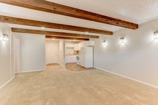 Monaco Parkway Apartments in Denver, CO - Building Photo