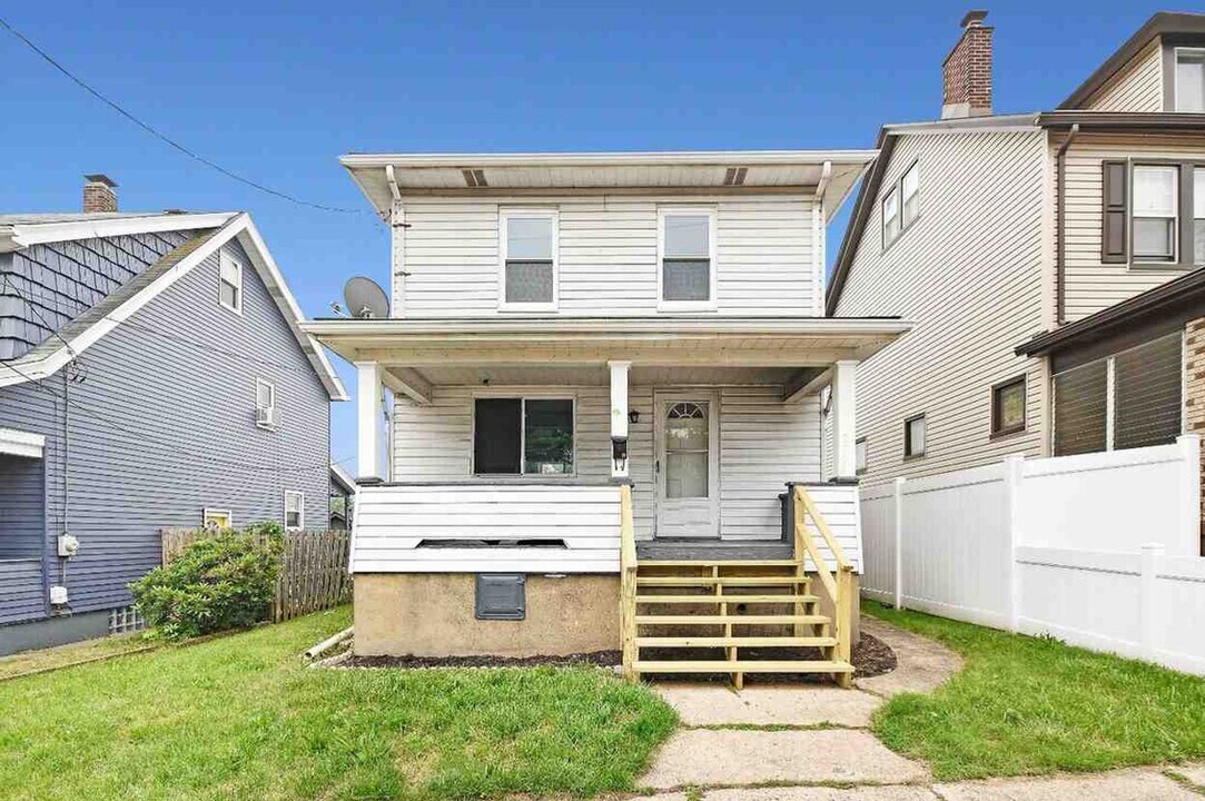 2708 Banker St in McKeesport, PA - Building Photo