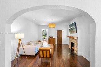 829 Lorca St in Miami, FL - Foto de edificio - Building Photo