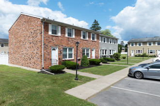 Presidential Townhome Rentals in Guilderland, NY - Foto de edificio - Building Photo