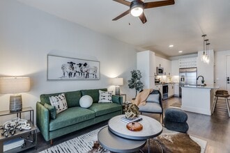 The Henley in Grand Prairie, TX - Foto de edificio - Building Photo