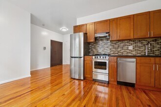 90 Bank St in New York, NY - Building Photo - Building Photo