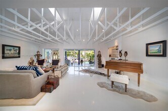 101 Cape Florida Dr in Key Biscayne, FL - Foto de edificio - Building Photo