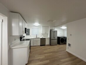 1747 NE 147th St, Unit A in Shoreline, WA - Building Photo - Building Photo