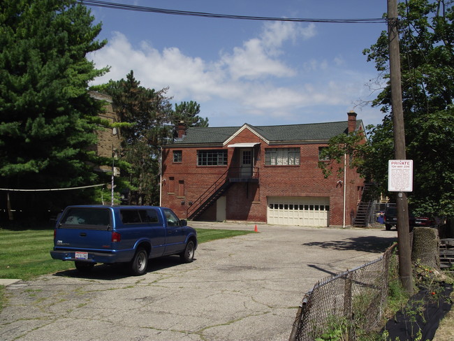 1374 E Broad St in Columbus, OH - Foto de edificio - Building Photo