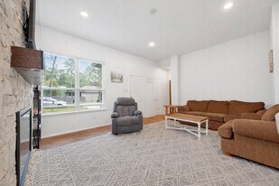 804 Pearl River in Montgomery, TX - Building Photo