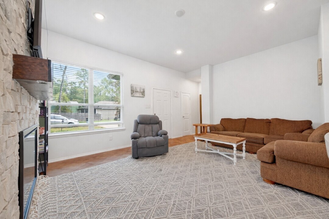 804 Pearl River in Montgomery, TX - Building Photo