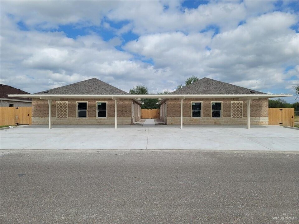 1327 W Garfield Ave in Alton, TX - Building Photo
