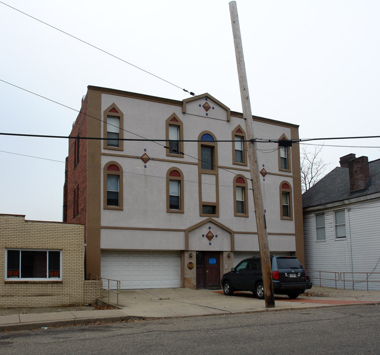 565 Forest Ave in Pittsburgh, PA - Building Photo