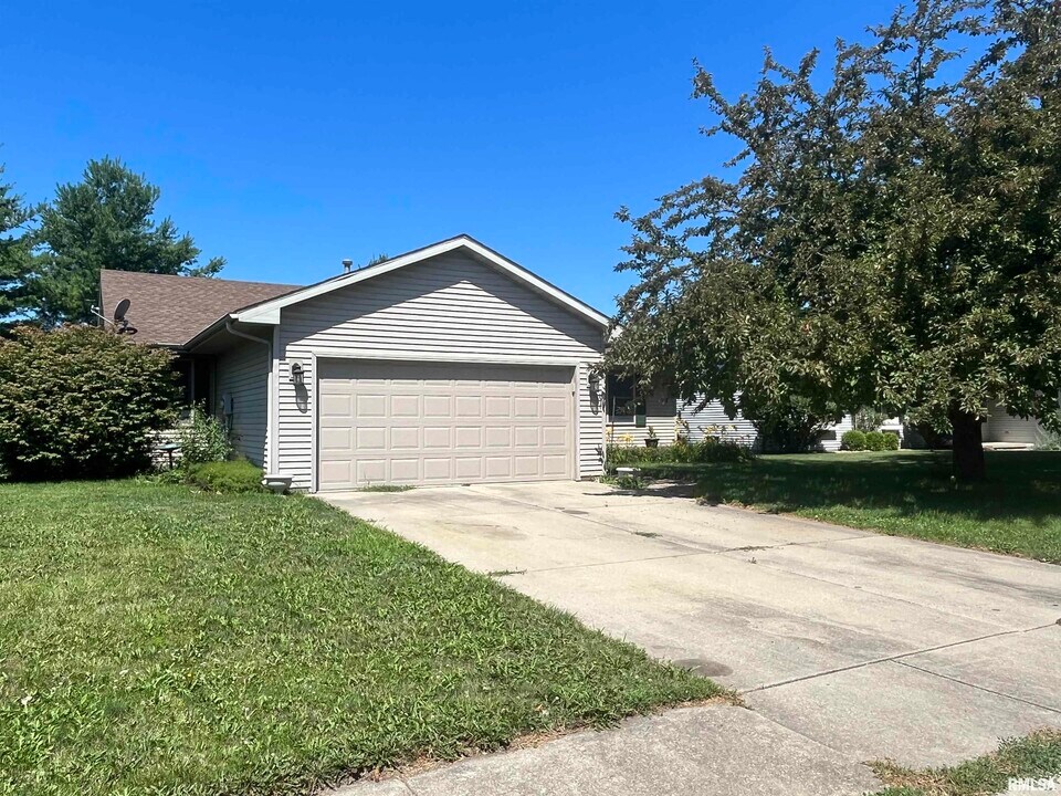 205 Appomattox Dr in Springfield, IL - Building Photo