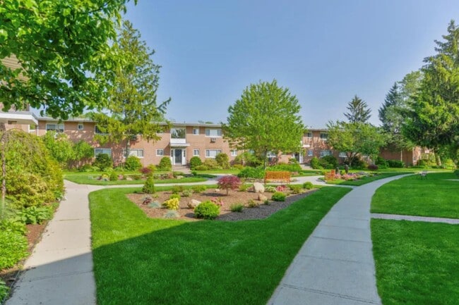 7 Wildwood Gardens in Port Washington, NY - Building Photo - Building Photo