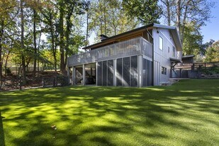 8885 Bay Dr in Gainesville, GA - Building Photo