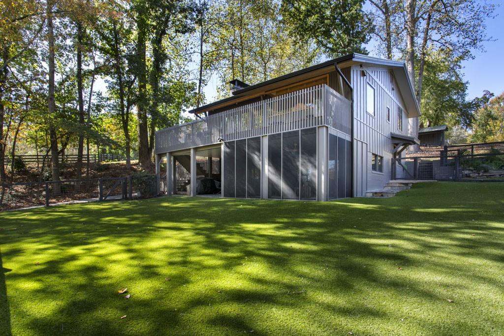 8885 Bay Dr in Gainesville, GA - Building Photo