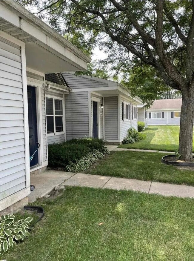 PLEASANT ACRES in Powers, MI - Foto de edificio - Building Photo