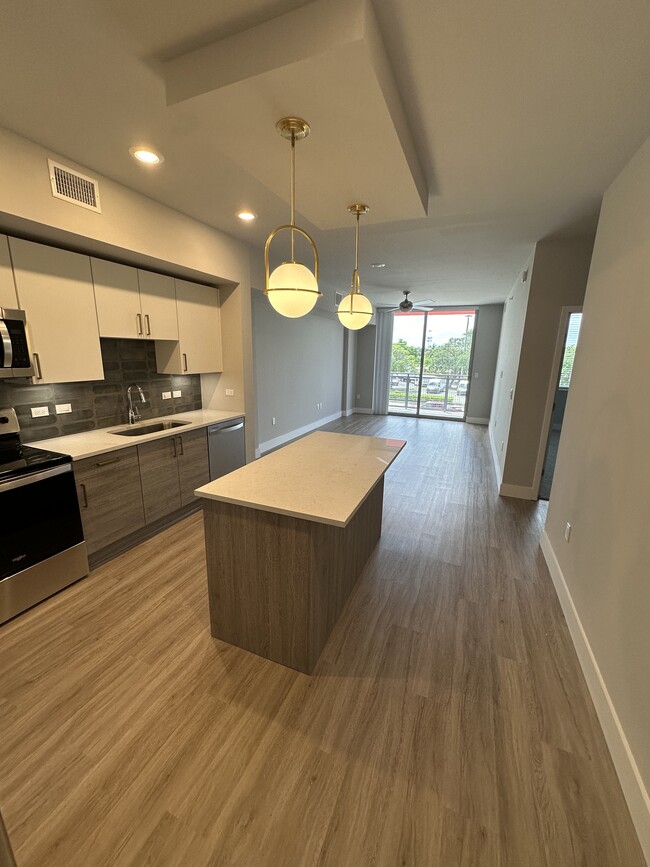 290 NW 159th St, Unit A in Miami, FL - Foto de edificio - Building Photo