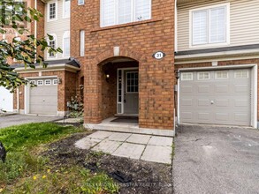 31 Decker Hollow Cir in Brampton, ON - Building Photo - Building Photo